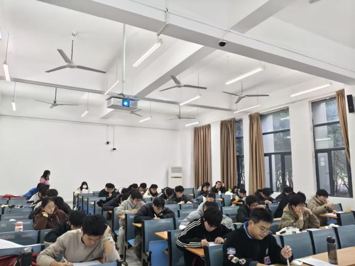 <a href='/dzx/51/7e/c11972a151934/page.htm' target='_blank' title='先進制造工程學院舉辦大學英語四級模擬考試'>先進制造工程學院舉辦大學英語四...</a>