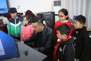 教師黨員曹紅星在天堂寨同心小學(xué)...